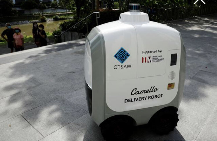 ربات های سنگاپوری شیر و تخم مرغ به در خانه ها می برند