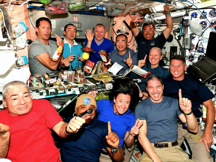 فضانوردان ایستگاه فضایی به صرف شام گرد هم آمدند+عکس