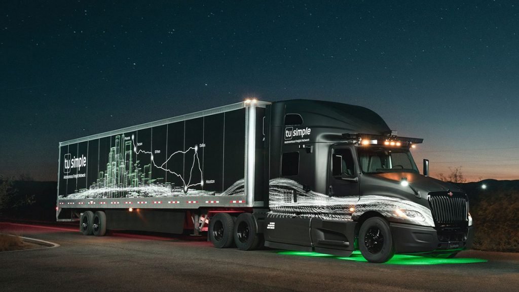 کامیون‌های خودران بار میوه را زودتر از راننده‌ی انسانی به مقصد می‌رسانند