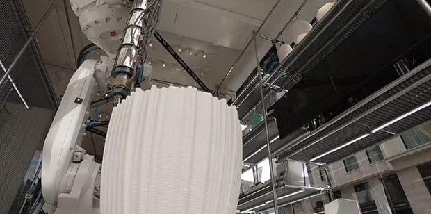 رباتی که از زباله های پلاستیکی اشیای خاص می سازد رباتی که از زباله های پلاستیکی اشیای خاص می سازد