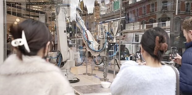 رباتی که از زباله های پلاستیکی اشیای خاص می سازد رباتی که از زباله های پلاستیکی اشیای خاص می سازد