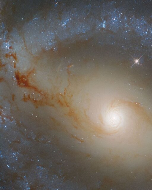 درخشش یک کهکشان مارپیچی در دل صورت فلکی مار