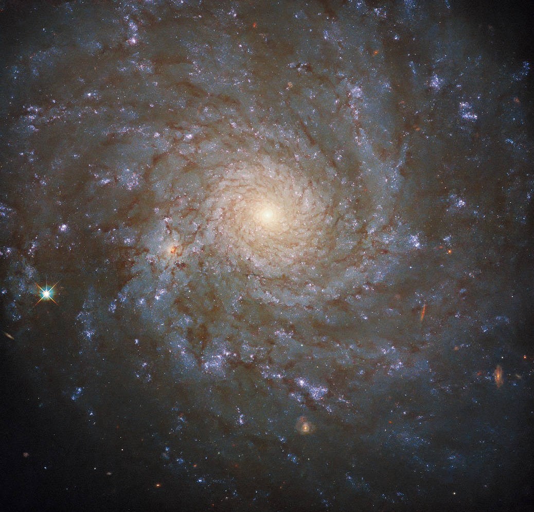پرتره کیهانی از یک کهکشان مارپیچ در صورت فلکی گیسو