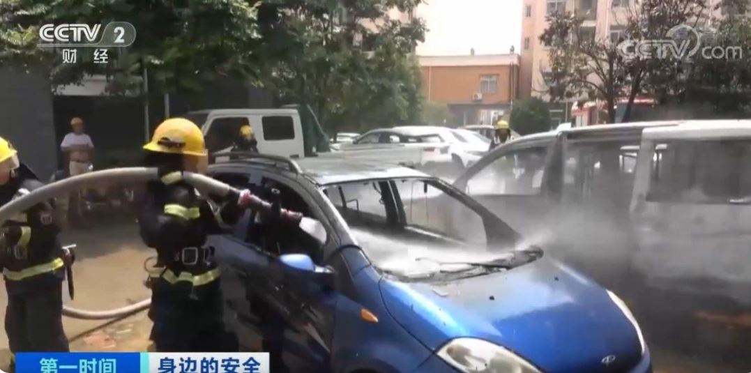 آتش‌سوزی دو خودرو در چین به دلیل انفجار گوشی حین شارژ شدن در گرما