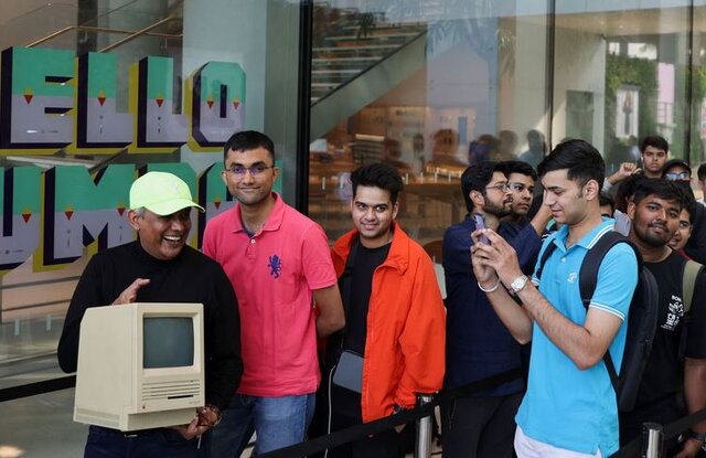 صف طرفداران اپل در افتتاحیه نخستین فروشگاه هندی