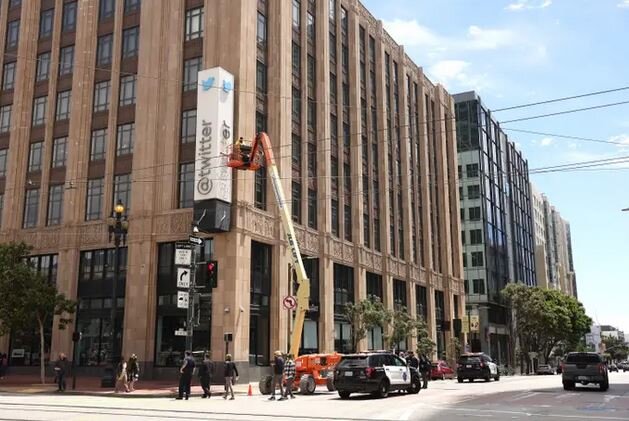 پلیس آمریکا مانع برداشتن تابلوی توییتر شد پلیس آمریکا مانع برداشتن تابلوی توییتر شد