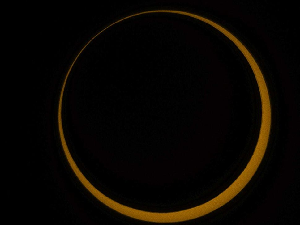 چهره خورشیدگرفتگی از فاصله ۱.۶ میلیون کیلومتری از زمین