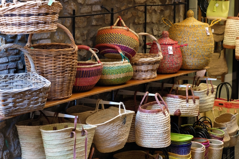 فروش در بازارهای محلی و نمایشگاه‌ها یکی از روش‌های سنتی و موثر برای درآمدزایی از محصولات دست ساز است.